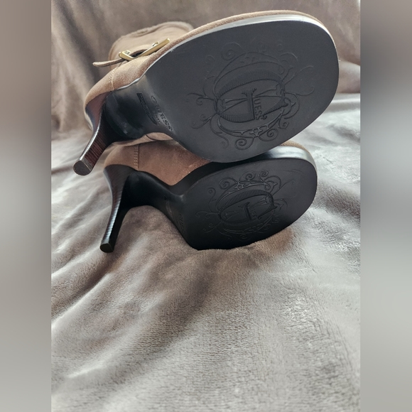 EUC Guess Woman's Heeled Boots 👢 - Picture 6 of 8